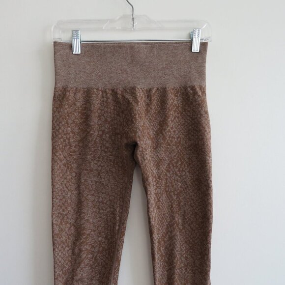 NVGTN Snakeskin Seamless Leggings in Mocha Athleisure Gym Workout - Size M - Picture 4 of 14